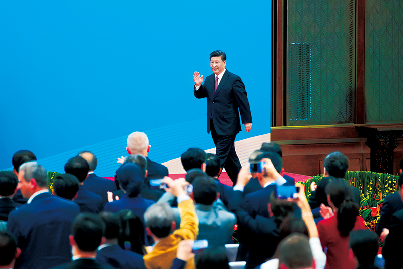 2019年4月27日，第二屆“一帶一路”國際合作高峰論壇在北京雁棲湖國際會議中心舉行圓桌峰會，國家主席習近平主持會議并致開幕辭。圓桌峰會閉幕后，習近平會見中外記者，介紹第二屆“一帶一路”國際合作高峰論壇圓桌峰會情況和主要成果。這是習近平步入記者會現場。 